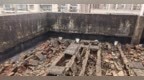 武汉一老旧小区电梯分批更新 高层住户冒险穿行破损顶楼
