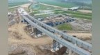 新阜高速建设全面提速 绕阳河枢纽首联钢箱梁成功架设