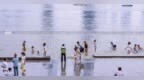 江滩戏水市民增多 安保人员现场守护