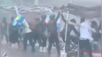 香港市民参观南宁舰突降暴雨，官兵挺身护市民