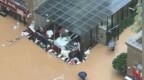 广西一小区业主挖土自制沙袋筑防线，守住地下停车库上千台车