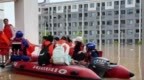 直击广西高校师生紧急撤离：5米深水淹没校园，红绿灯只剩灯头露出