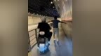 淮南洞山隧道一男子故意堵住非机动车道不让人过，网友热议