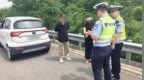 高速超车道惊现低速“老头乐”：跟随前车从ETC通道驶入，被依法处理