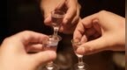 男子饮酒回家后猝死，席间有人说“把他喝吐给千元”，家属起诉堂弟等3人索赔超百万
