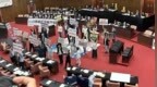 气氛火爆！卓荣泰做食安报告，蓝白民代占领发言台高喊“下台”