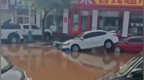 河北宽城暴雨，河水倒灌涌进小区
