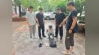 嫌疑人刚从老人手中接过6万余元现金 几名便衣突然将其按倒！