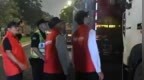 挨个敲开大货车的门，他在台风来临前化身志愿者带同行“回家”