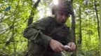 直击俄军通讯兵作战日常：穿梭丛林抢修光缆、靠观察植被规避危险