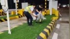 正在夜训的巡特警队员从冒火的车里救出驾驶员