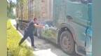 德兴一货车突发火情 “上饶好人”董世超与路人接力救援