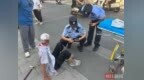 七旬老人摔伤倒在街头头部流血 民警协助急救并找到家属