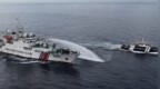现场画面：这次菲律宾船带上记者前来侵闯，中国海警水炮喷射、将其驱离
