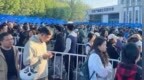 2026最魔幻一幕出现了：职校门被围水泄不通，“110干翻985”