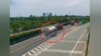 轿车在高速公路上停车 几辆重型货车接踵而至