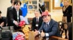 日美关税协议达成1年：5500亿的大饼，日本就给美国烙了个边