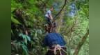 摩托车停放两日引村民警觉 警民深山搜救5小时救出失联男子
