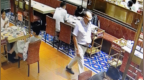 男子商场用餐时肚子突然变大，以为是中暑，饭店女员工三句话抢回一条命！医生：再晚半小时人就没了
