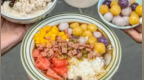 深圳一糖水铺向排队顾客派发香烟槟榔，后发布道歉视频，店家回应