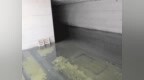 武汉一地下人行通道严重积水 行人无法正常通行
