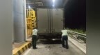 河北高速集团青银分公司赵村收费站：热心相助解难题 合力推车暖司乘