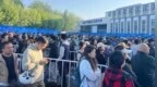 职校的门被挤翻，110干翻985：2026最魔幻的一幕出现了