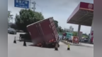 安徽淮南一加油站附近道路塌陷，一货车尾部坠入坑中
