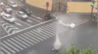 上海一道路井盖变“喷泉”水柱冲天
