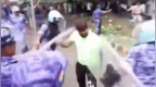 “打吧长官，尽管打我！”印度男子站原地任由防暴警察殴打