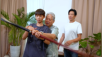 洪金宝罕见三代同堂秀！13岁长孙颜值超爸，得爷爷亲传“洪家棍法”