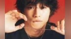 和Jennie亲密搂腰、同游西班牙，露个侧脸全网爆火：好命男人