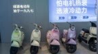 穿超短裙骑电动车，知名品牌翻车？