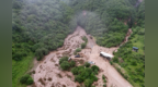 直击甘肃渭源山洪搜救现场：降雨持续　大量车辆损毁