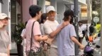 52岁吴京马来西亚度假被偶遇！身材健硕状态好，对谢楠宠溺太好磕