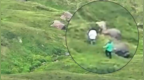 长白山景区一女子翻越警戒线冲向天池，现场游客发声