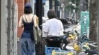 赵丽颖上海逛街被偶遇，穿吊带，后背紧致美丽