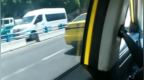两辆出租车追逐闯红灯，警方通报