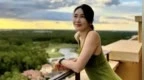 黎姿在露台随拍，穿紧身绿裙年轻时髦像28岁，腰臀比太绝了