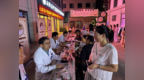 山阳县中医文化夜市点亮群众夜生活