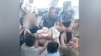 92岁老人修瓦被困屋顶 警民携手施救