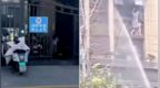 连云港火灾母女坠楼，事发小区消防通道仍停满车