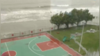 直面台风“红霞”威力：狂风卷着暴雨横扫街区，刮倒篮球架吹断灯杆