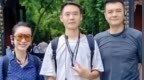48岁秦海璐都江堰被偶遇，11岁儿子牵手同行，四块五结婚证换12年婚姻，2026第三次轻装出行被赞