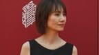 48岁袁泉出席青年电影展，穿黑色套装踩10cm高跟鞋，身材挺拔气质好