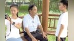 64岁河北老人坚持自学英语7年 带着孙子孙女每天说英语，希望做志愿者跟到访家乡的外国朋友交流