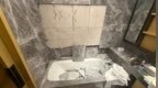 男子入住一晚房费684元的酒店，泡澡时12块瓷砖脱落砸进浴缸