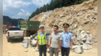 轮胎都压扁了，还想跑？崇仁这位司机“栽了”