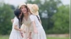 方媛和俩女儿在老家田间拍写真，母女三人互动有爱，画面好唯美