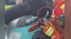 江西一男子骑共享单车发生碰撞 屁股被断裂座椅靠背刺穿无法动弹